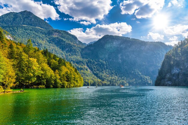 Elektrische boot in Schoenau am Koenigssee Konigsee Berchtesgaden National Park Beieren Duitsland