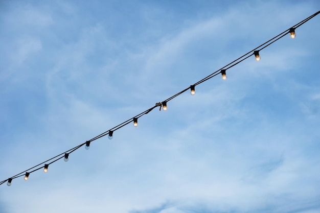 Elektrische draad dim hangend aan blauwe lucht