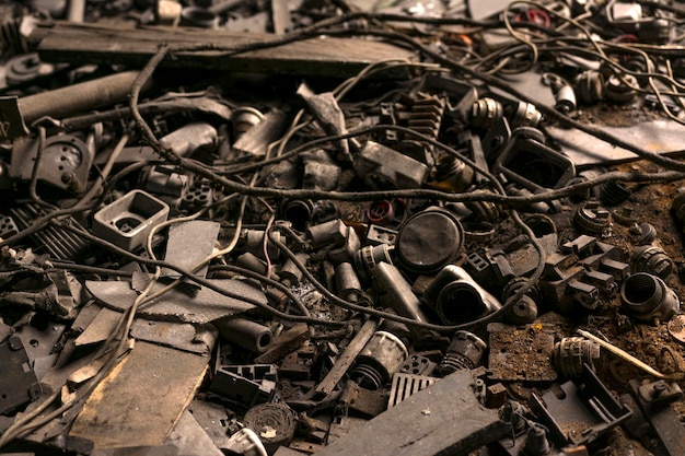 Foto elektrische draden en componenten liggen verspreid over de vloer van de verlaten fabriek