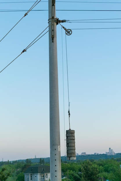 Elektrische draden op een paal tegen een blauwe lucht