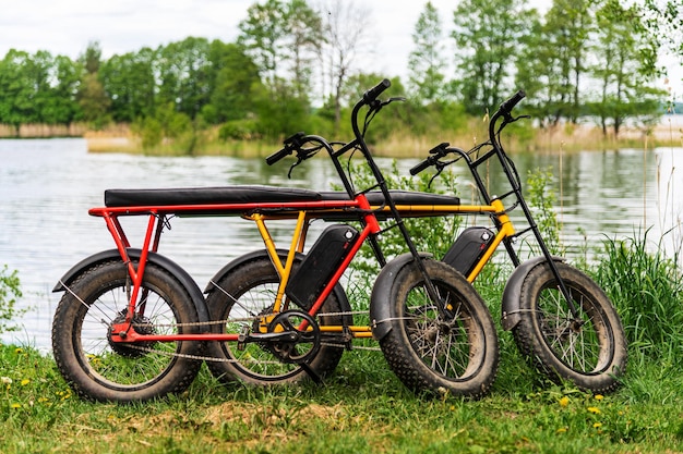 Foto elektrische fatbike tegen de achtergrond van het meer