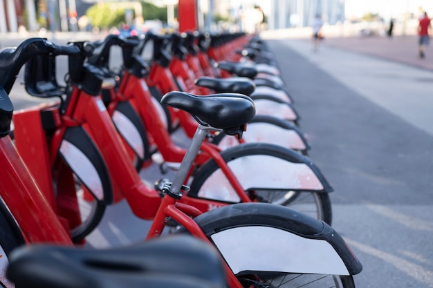 Elektrische fietsen geparkeerd in de stad, ecologisch vervoer