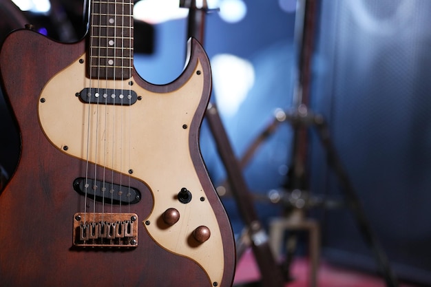 Elektrische gitaar close-up op donkere achtergrond