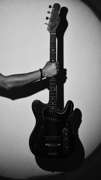 Elektrische gitaar in mannenhand Gitarist houdt muziekinstrument vast