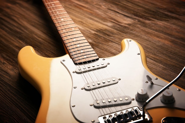 Elektrische gitaar op houten achtergrond close-up