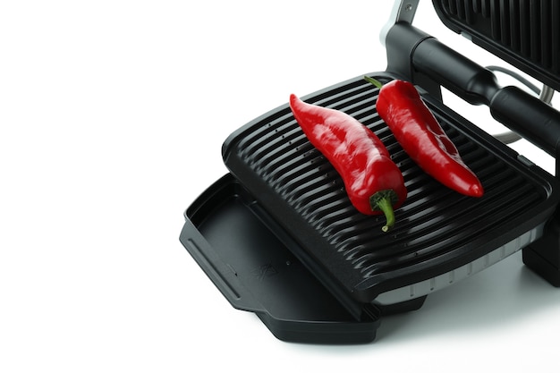 Elektrische grill met chilipepers geïsoleerd op een witte achtergrond