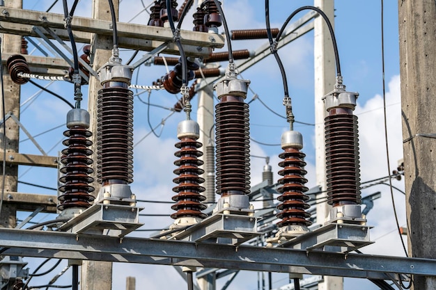 Foto elektrische hoogspanningsisolatie in een onderstation