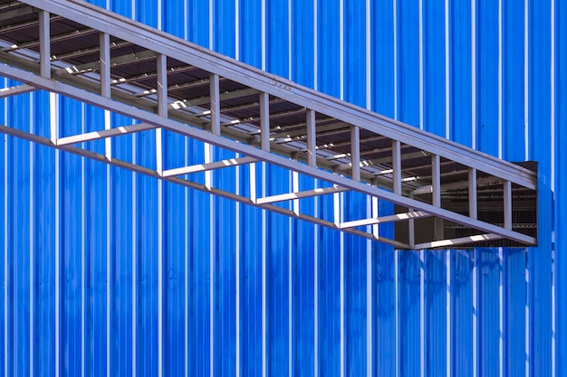 Elektrische kabelladder voor het installeren van stroom- en besturingskabels van buitenaf in industriële gebouwen