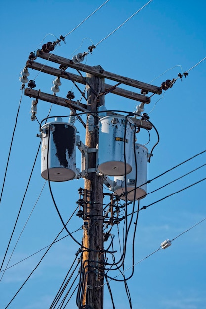 Elektrische kabels raken in de war op een houten paal