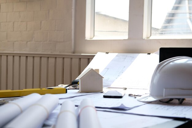 Foto elektrische lamp op tafel bij het raam