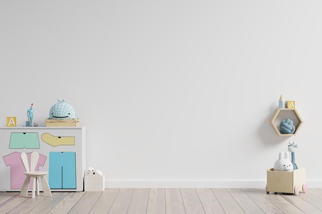 Elektrische lamp op tafel tegen de witte muur thuis