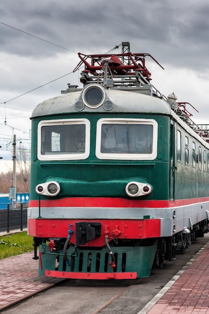 Elektrische locomotief op het perron