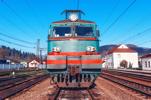 Elektrische locomotief trein op rails. Industrieel transport thema