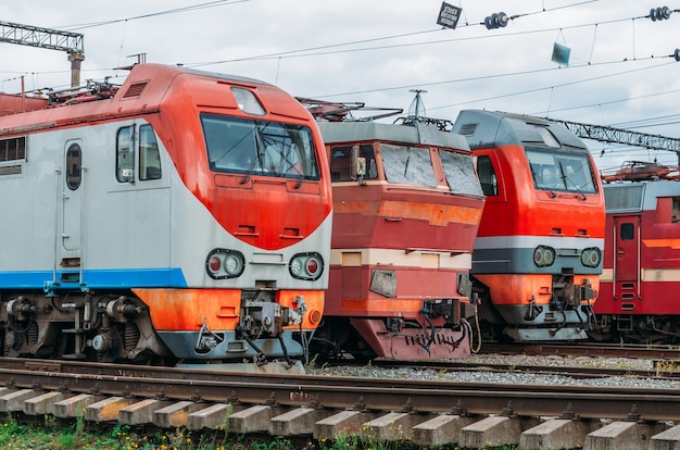 Elektrische locomotieven staan opgesteld op het spoor.