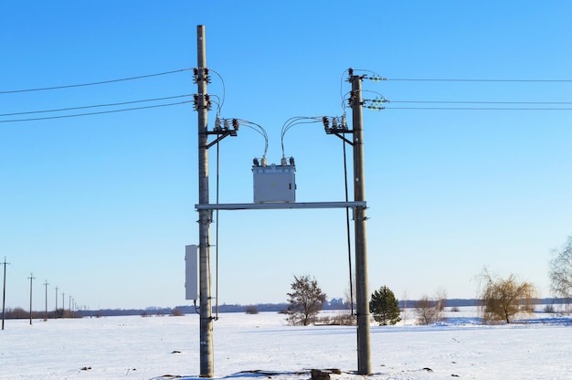 Elektrische netwerkapparatuur in het winterveld