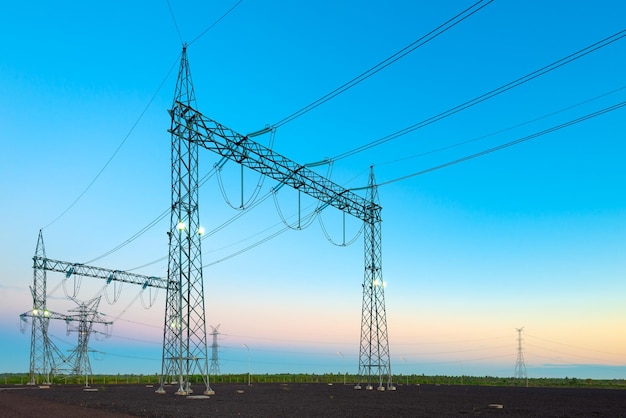 Elektrische onderstation en elektriciteitsleidingen in Paraguay bij zonsopgang