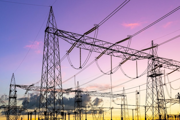 Elektrische onderstation in Paraguay bij zonsondergang