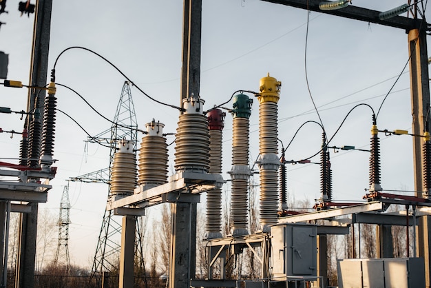 Elektrische onderstationapparatuur. Transformatoren, scheiders. Energietechniek