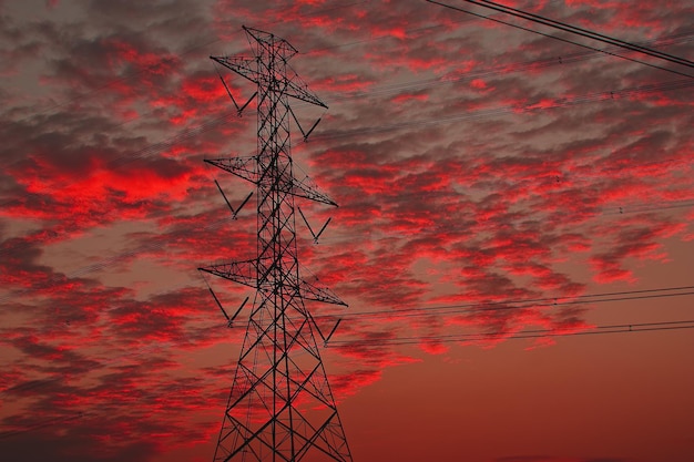 Elektrische palen tegen de achtergrond van de avondzon.