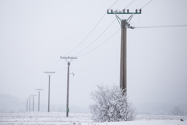 Elektrische pylonen hoogspanningsdraden in de winter bedekt met sneeuw en ijs