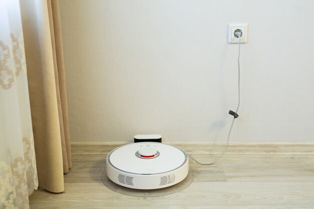Foto elektrische robotstofzuiger op opladen thuis