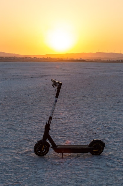 Elektrische scooter bij zonsondergang, cyprus