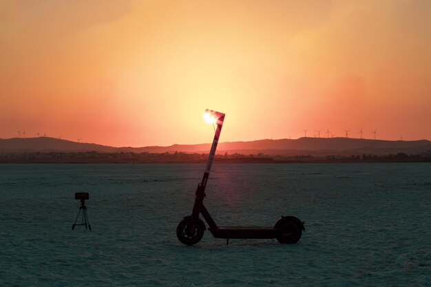 Elektrische scooter bij zonsondergang, Cyprus