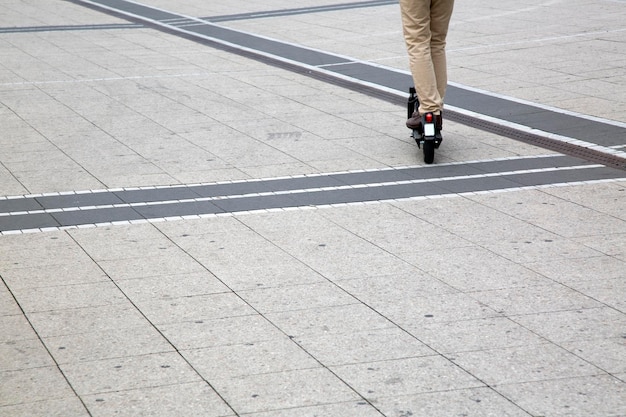 Elektrische scooter op bestrating, Frankfurt, Duitsland