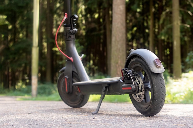 Elektrische scooter op een groene bosachtergrond