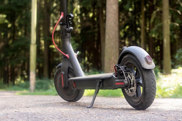 Foto elektrische scooter op een groene bosachtergrond