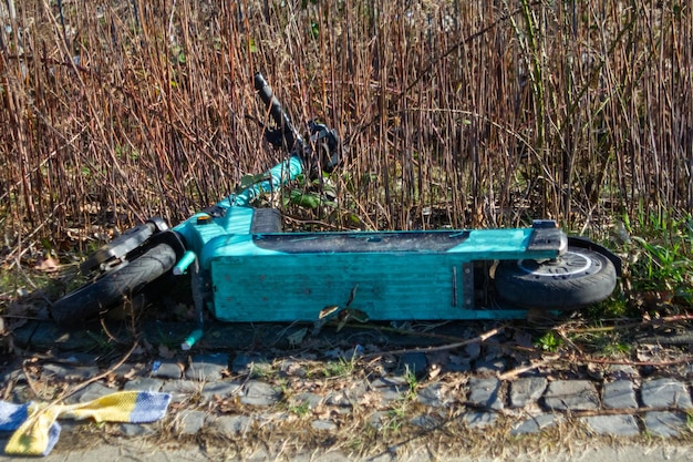 Foto elektrische scooter verlaten ein im gras liegender elektroroller foto van hoge kwaliteit