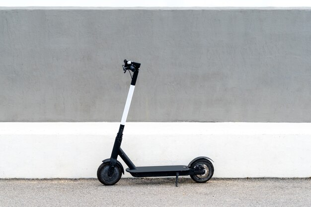 Elektrische scooter voor openbaar delen in het Europese stadscentrum, openbaar mobiel vervoer.