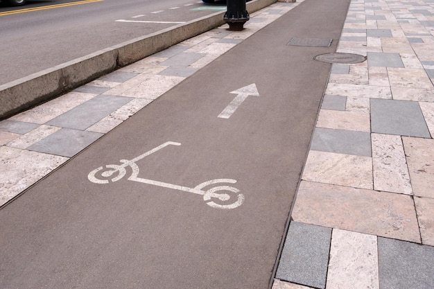 Elektrische scooterbaanmarkering in een stedelijke omgeving overdag