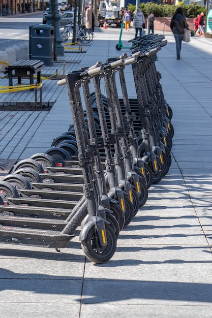 Elektrische scooters op een rij op de parkeerplaats stadsfietsverhuursysteem escooters op straat