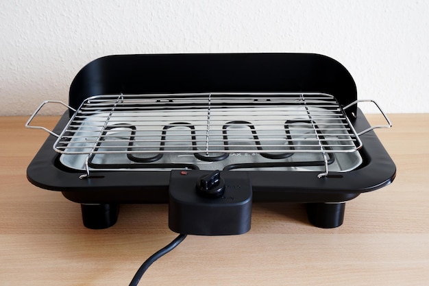 Elektrische tafelgrill in keuken