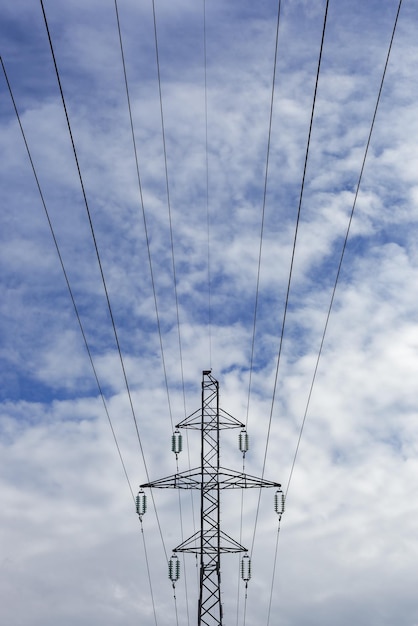 Elektrische toren met hoogspanningsdraden