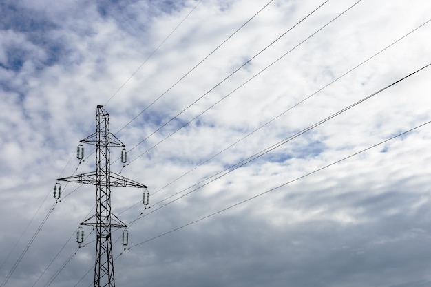 Elektrische toren met hoogspanningsdraden