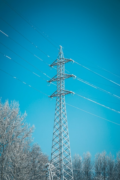 Elektrische toren met sneeuw