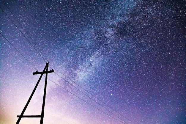 Elektrische toren onder een sterrenhemel