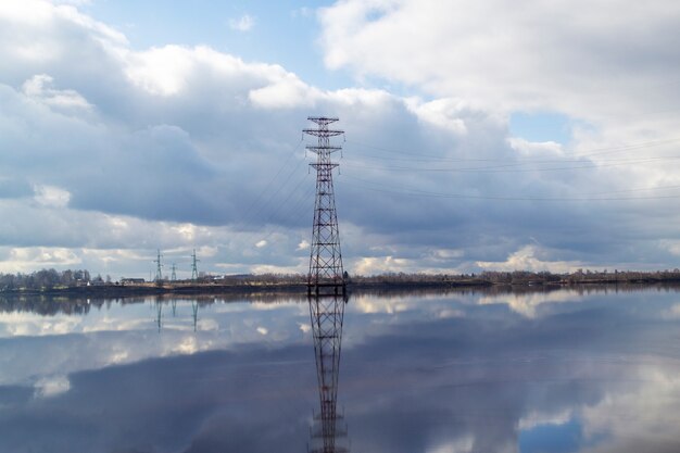 Elektrische transmissielijn over de rivier de Daugava in Letland