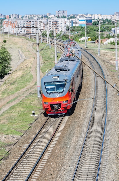 Elektrische trein op het bovenaanzicht van de spoorweg