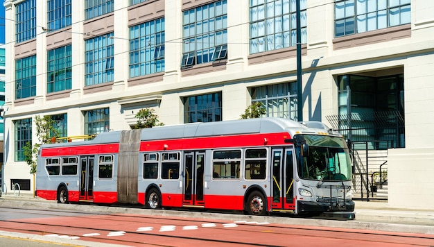 Foto elektrische trolleybus op 4th street in san francisco, californië, verenigde staten