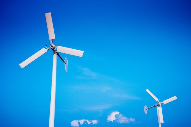 elektrische windmolen en blauwe hemelachtergrond