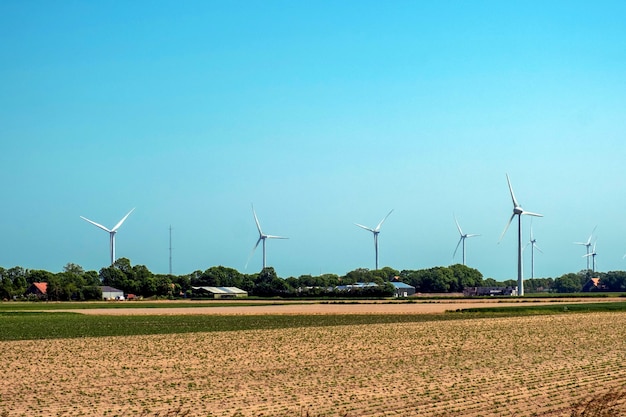 Foto elektrische windmolenturbine in nederland nederland op de rustieke landelijke plaats met vijver en rivier