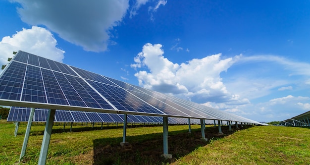 Elektrische zonnepanelen Nieuwe technologie van energieproductie Zonneboerderij