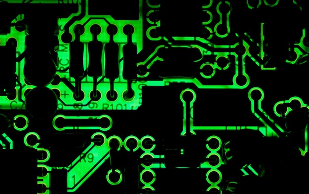 Elektronisch bord en elektronisch apparaat er is een groen licht volgens het circuitpatroon;