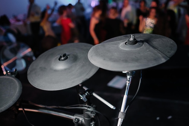 Elektronisch drumstel bij een concert Concertmuziekapparatuur Feest op de dansvloer op achtergrond