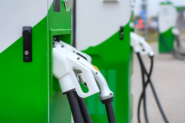 Elektronisch opladen voor elektrische auto's EV-auto-oplaadstation in de stad Natuur eco-energie