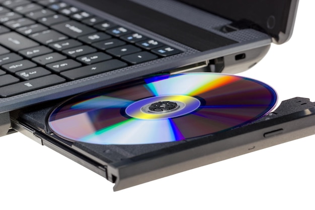 Elektronische collectie Laptop met open dvd-lade geïsoleerd op een witte achtergrond