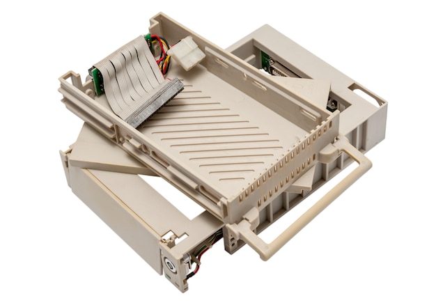 Elektronische inzameling - Gebruikte oude mobiele interne die doos van het hddrek op witte achtergrond wordt geïsoleerd